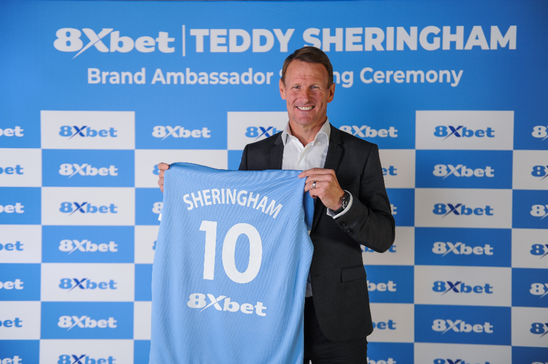 Teddy Sheringham và logo 8xbet – sự kết hợp hoàn hảo