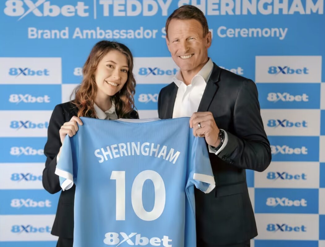 Teddy Sheringham cùng logo 8xbet.com